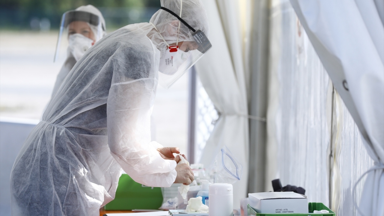 Aracıyla alana gelen sürücüler otomobilden inmeden alanda kurulan 3 çadırda Covid-19 testi yaptırıyor.