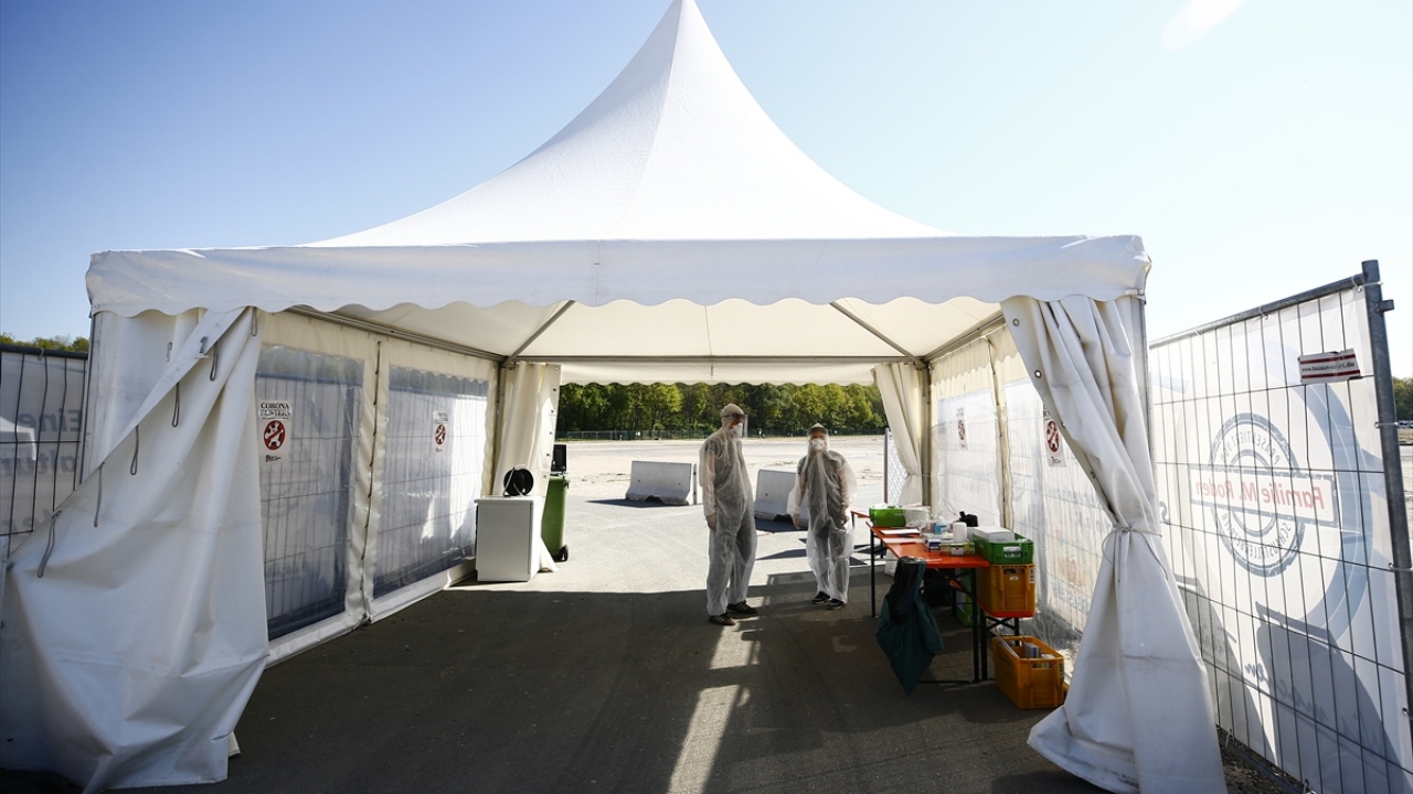 Wedding semtindeki "Festplatz" meydanında kurulan test istasyonunda, Kovid-19 belirtileri gösterenler veya Covid-19 bulaşmış bir kişiye temasta bulunanlar test yaptırıyor.