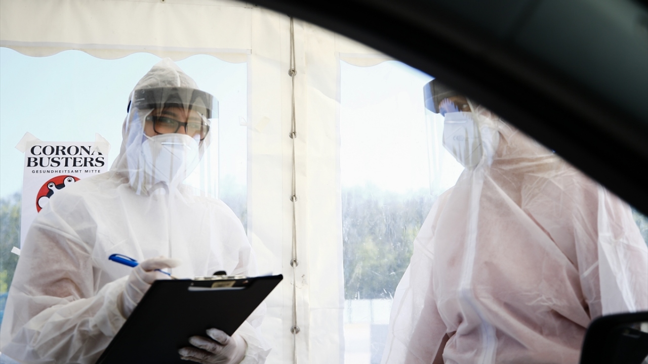 Özel koruyucu kıyafetler giyen sağlık görevlileri, test yaptırmak için istasyona gelen sürücülere temas etmeden çalışmalarını gerçekleştiriyor.