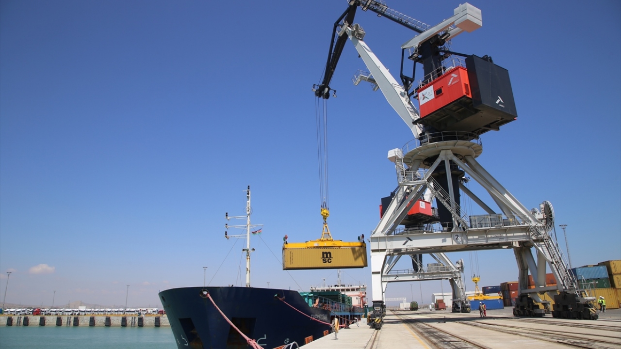 Kars`tan 18 Nisan`da hareket eden "dev tren"in yükü Azerbaycan`ın başkenti Bakü`den 70 kilometre mesafede bulunan Alat kasabasındaki Bakü Uluslararası Deniz Ticaret Limanı`na boşaltıldı. 