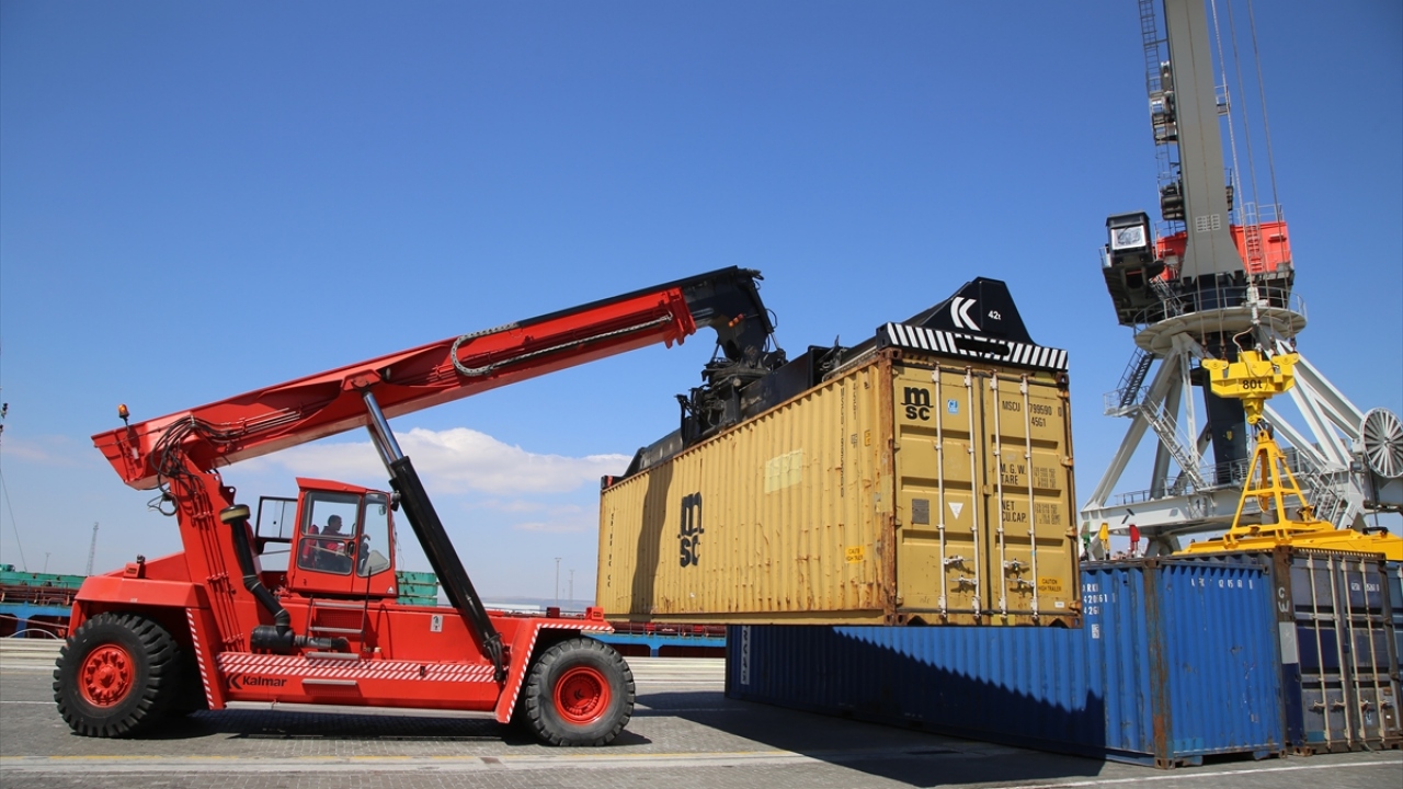 Konteynerlerden 20`si Azerbaycan`da kalırken, 24`ü Kazakistan`a ait "Türkistan" yük gemisine yüklenerek Aktau Limanı`na hareket etti. 