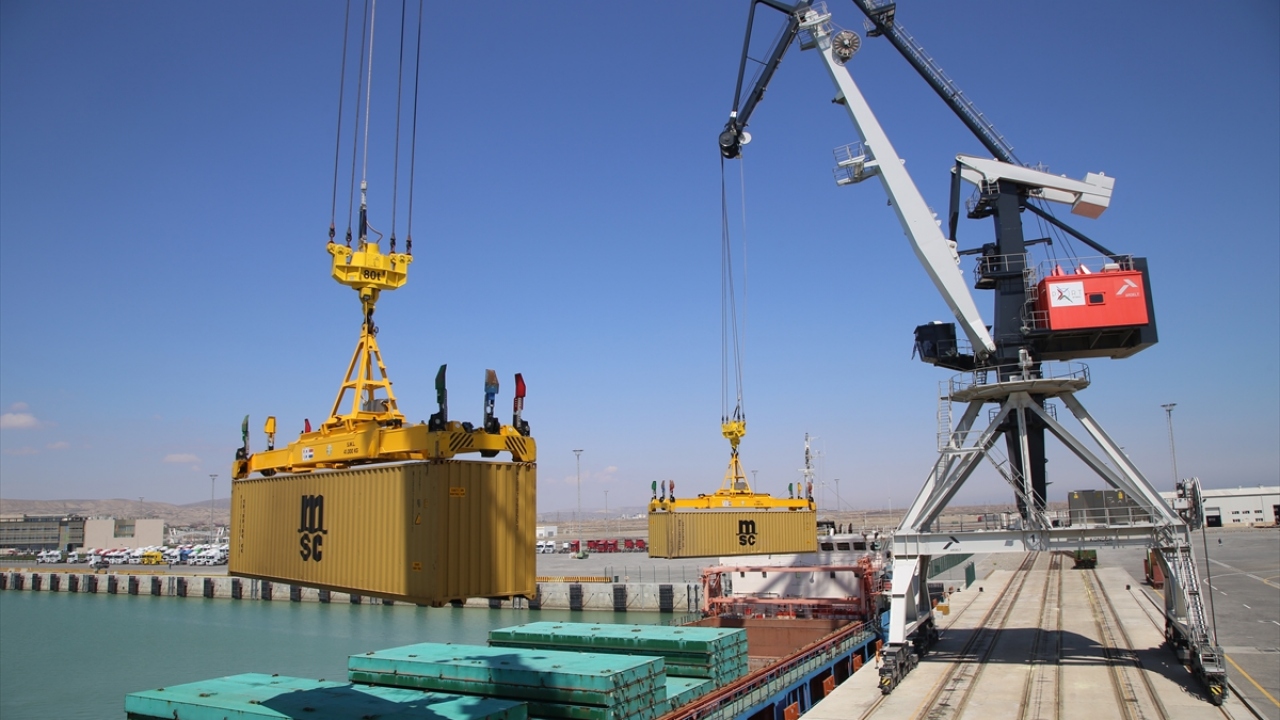 Konteynerlerden 30`u Türkmenistan`ın Türkmenbaşı, 8`i ise yine Kazakistan`ın Kurık Limanı`na gönderilecek. 