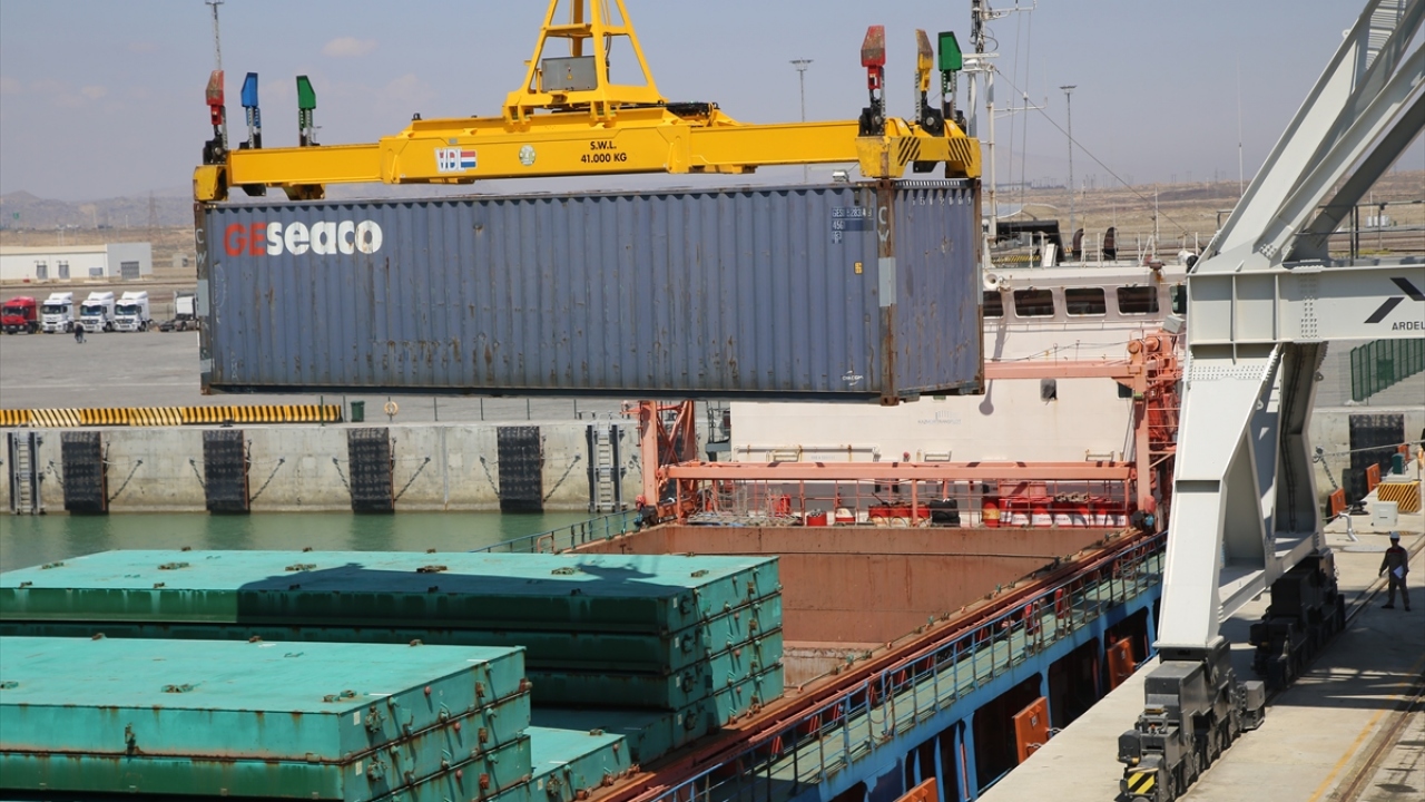 Bakü-Tiflis-Kars Demiryolu hattında işletilen en uzun trenle temizlik malzemelerinden otomotiv sanayi ürünlerine kadar birçok malzeme taşındı.