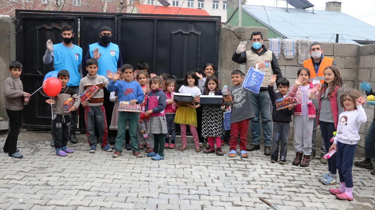 Beşir Derneği gönüllüleri de Vefa grubu ile sokağa çıkma kısıtlaması bulunan çocuklar için bir etkinlik gerçekleştiriyor. 