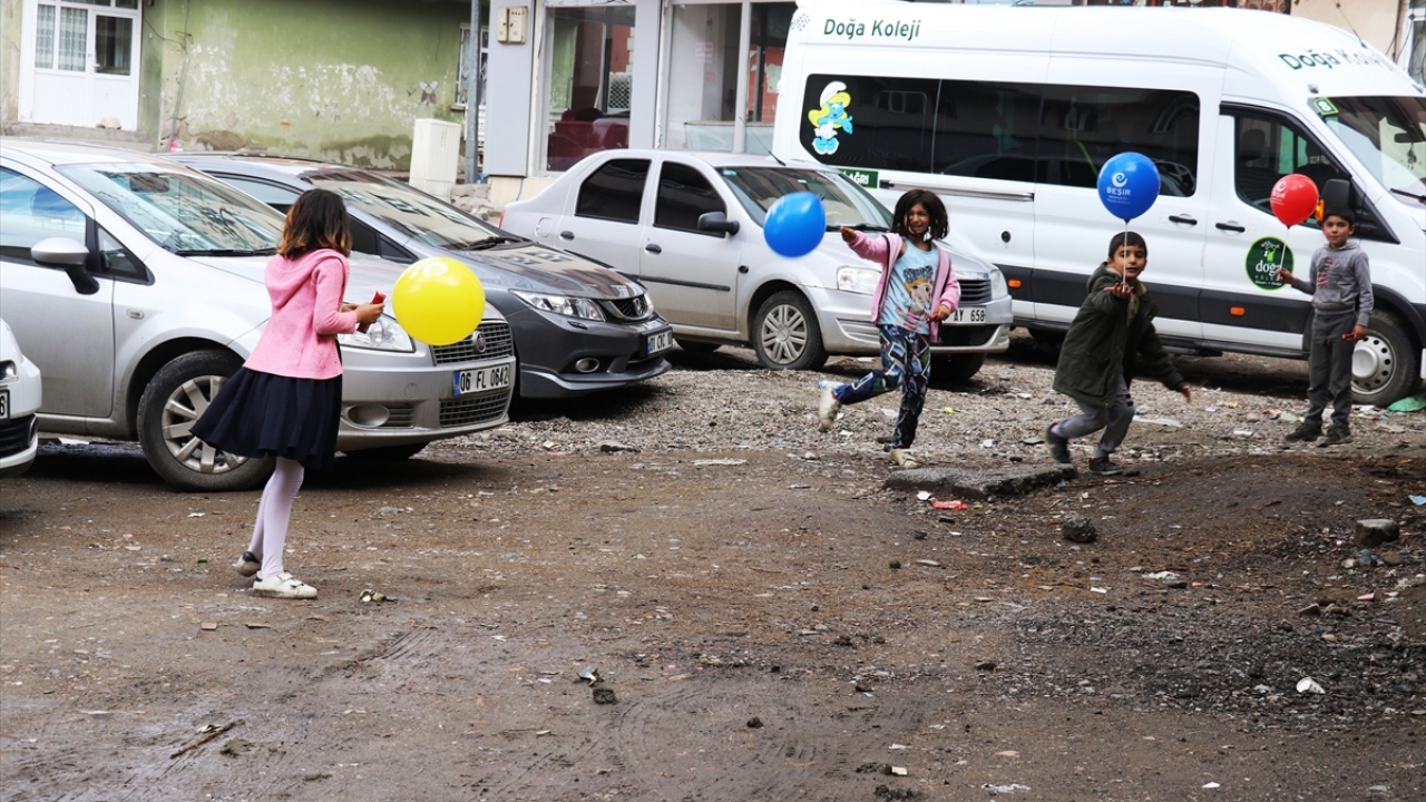 Mahallelere giden gönüllüler, çocuklara çeşitli oyuncaklar ve içerisinde çikolatalarında bulunduğu ikram paketi hediye etti. 