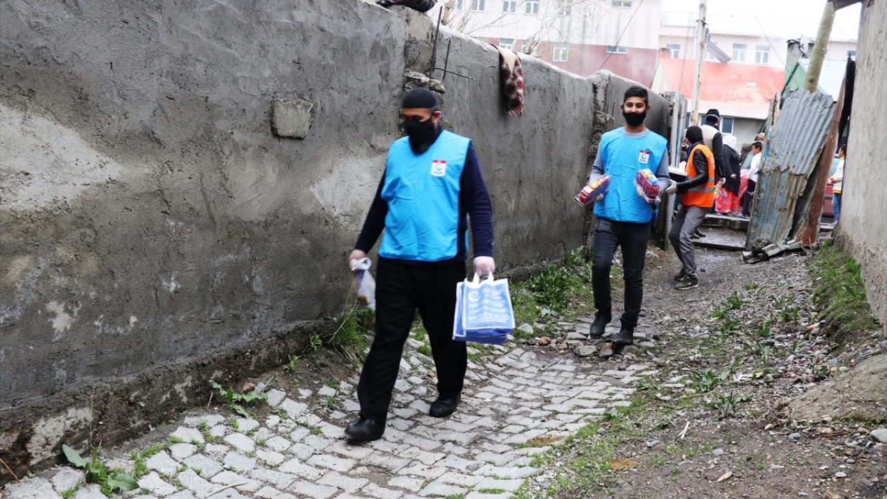 Beşir Derneği Ağrı Şube Başkanı Umut Oğur, çocukların bu süreçte evden dışarıya çıkmaması gerektiğini belirterek, onlar için oyuncak ve ikram paketi dağıtmaya devam edeceklerini söyledi.