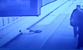 Metroda bayılan genç raylara düştü