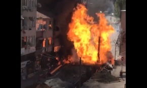 Beylikdüzü'nde doğal gaz borusu patladı, alevler metrelerce yükseldi