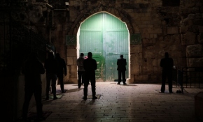 Filistinliler teravih namazını Mescid-i Aksa’nın kapılarında kılıyor