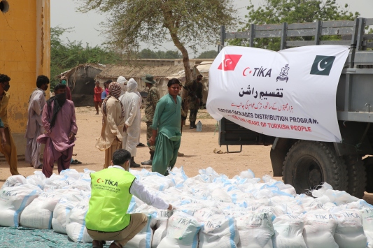 TİKA'dan Pakistan'da 2 bin aileye gıda yardımı