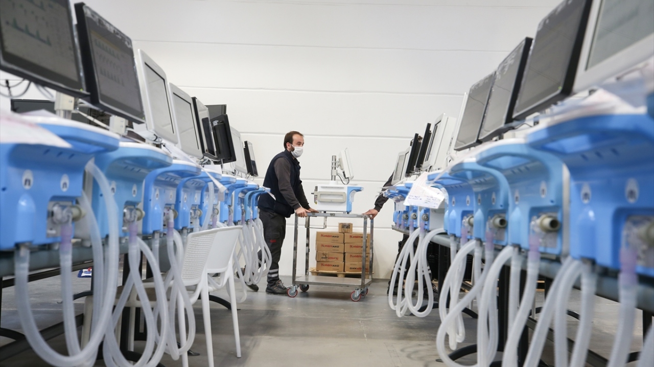 Sağlık Bakanlığı ile Sanayi ve Teknoloji Bakanlığının liderliğinde; Arçelik, ASELSAN, Baykar Makine ve Biosys şirketleri tarafından, "Milli Mücadele" ruhuyla geliştirilen yerli solunum cihazının üretim süreci görüntülendi.