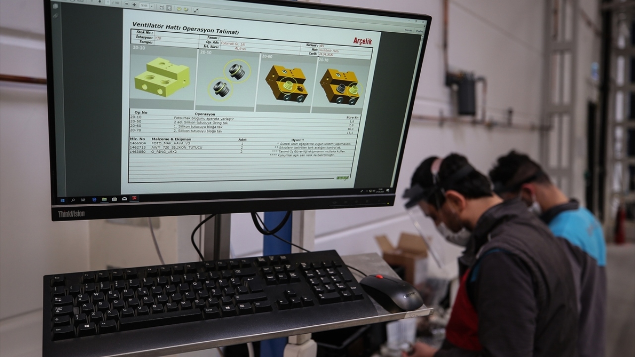 Her vardiyada 50 teknisyen çalışıyor