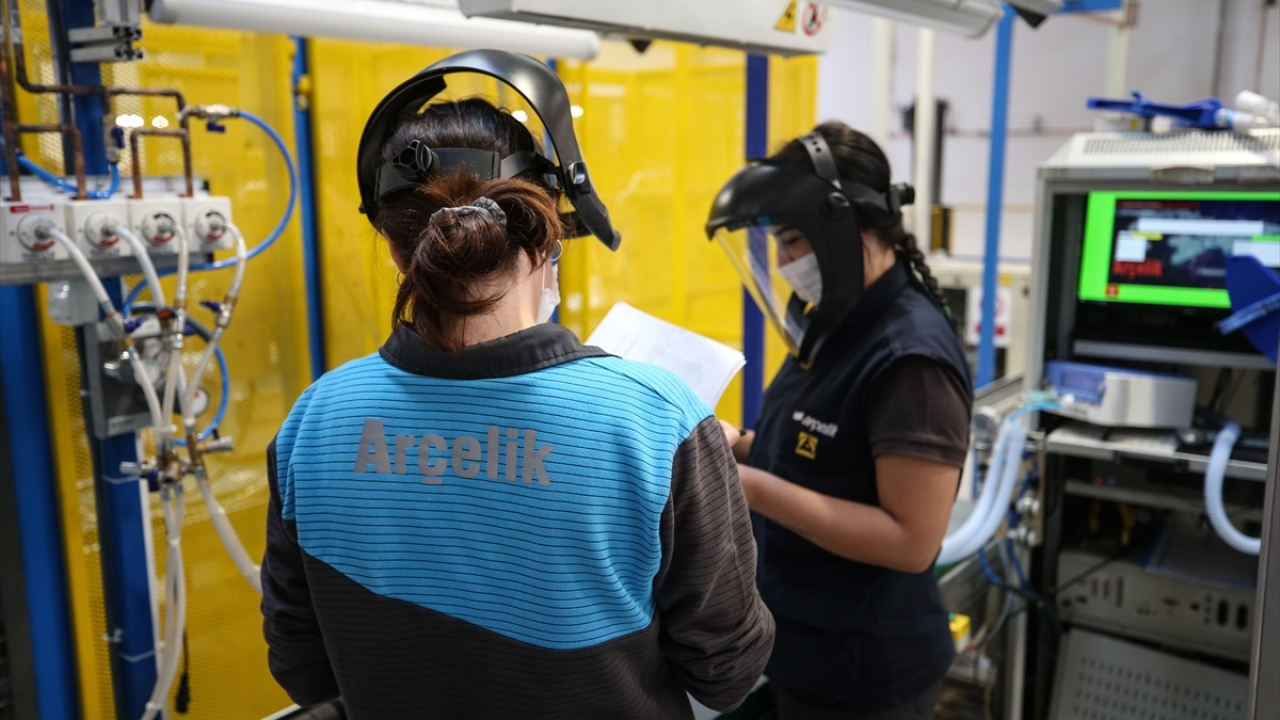 İkinci alanda çoklu sayıda test yaptıklarını belirten Öztürk, "Yerli solunum cihazının üretiminde üçüncü alanda 48 saat farklı modlarda performans testi yapılıyor. Ardından da paketlenip hastanelere gidiyor" diye konuştu.