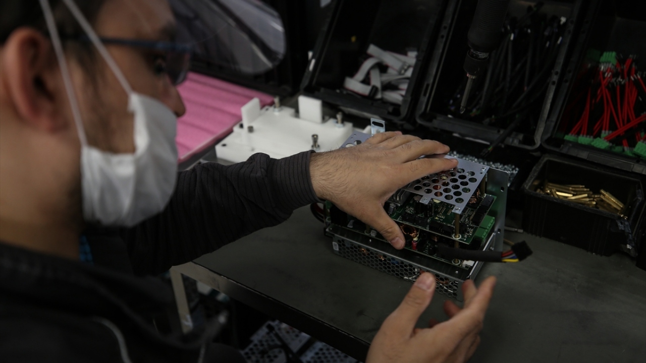 Öztürk, geliştirilen cihazın emsallerinden öne çıkan birçok fonksiyonu bulunduğunu vurgulayarak, "Geliştirdiğimiz cihazlarda muadillerine göre pek çok artı var. Bunlardan biri COVID-19 tedavisinde kullanılan çok yüksek oksijen debisi verebilmesi" dedi.