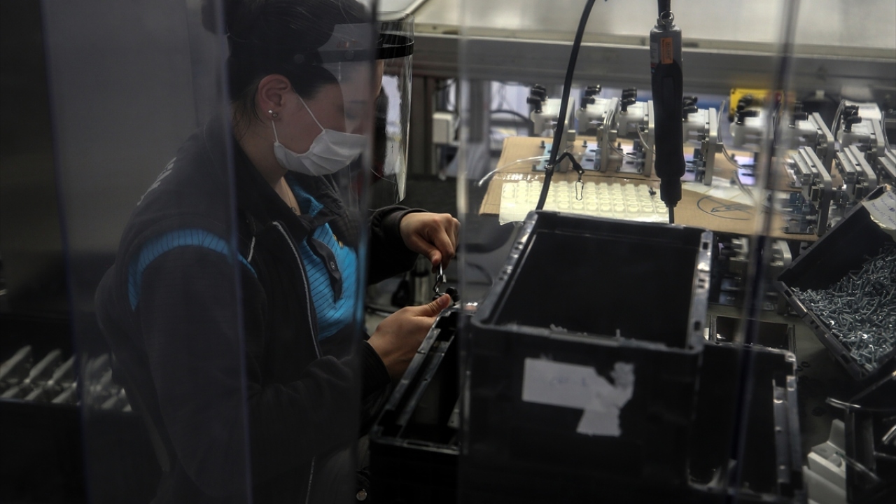 Öztürk, ventilatörün, ulusal ve uluslararası standart olan TS EN ISO 80601-2-12`ye göre üretildiğini ifade ederek, cihazın CE 93/42/EEC sertifikalı olduğunu söyledi.