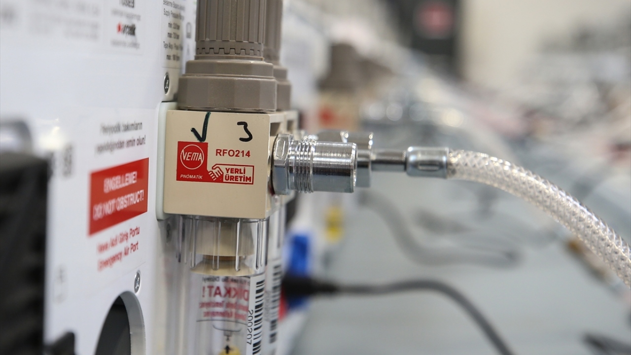 Öztürk, pandemiyle beraber bu cihazların fiyatlarının çok fazla yükseldiğini söyleyerek, "Normalde 15-20 bin dolar arasında olan bu cihazları biz bunun yarısından daha az bir fiyata üretebiliyoruz" bilgisini verdi.