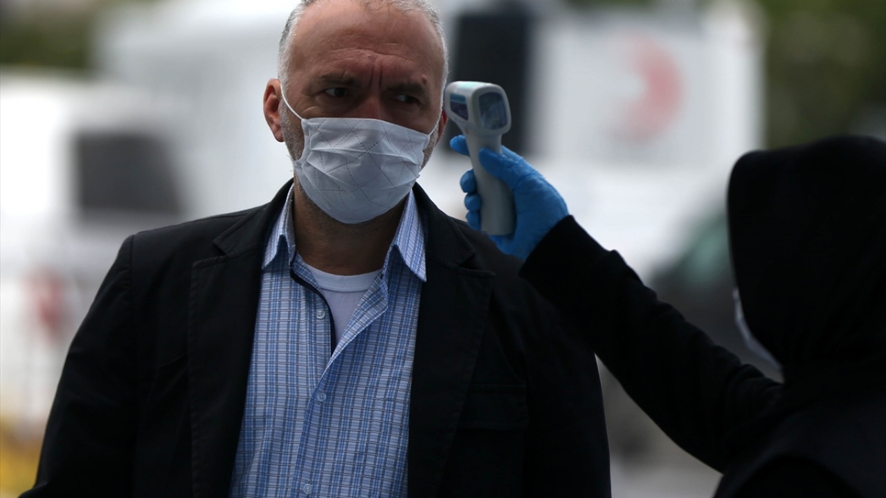 Ekipler, vatandaşların olabildiğince evde kalmaları, sosyal mesafeyi korumaları ve maske takmalarına yönelik uygulamalarını titizlikle sürdürüyor. Söz konusu caddelere girişte ateş ölçümü gerçekleştiriliyor.