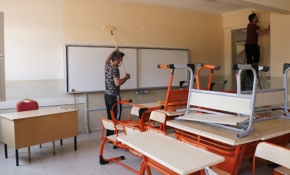 İzolasyon sürecinde kaldıkları okulun tadilatını yapıyorlar