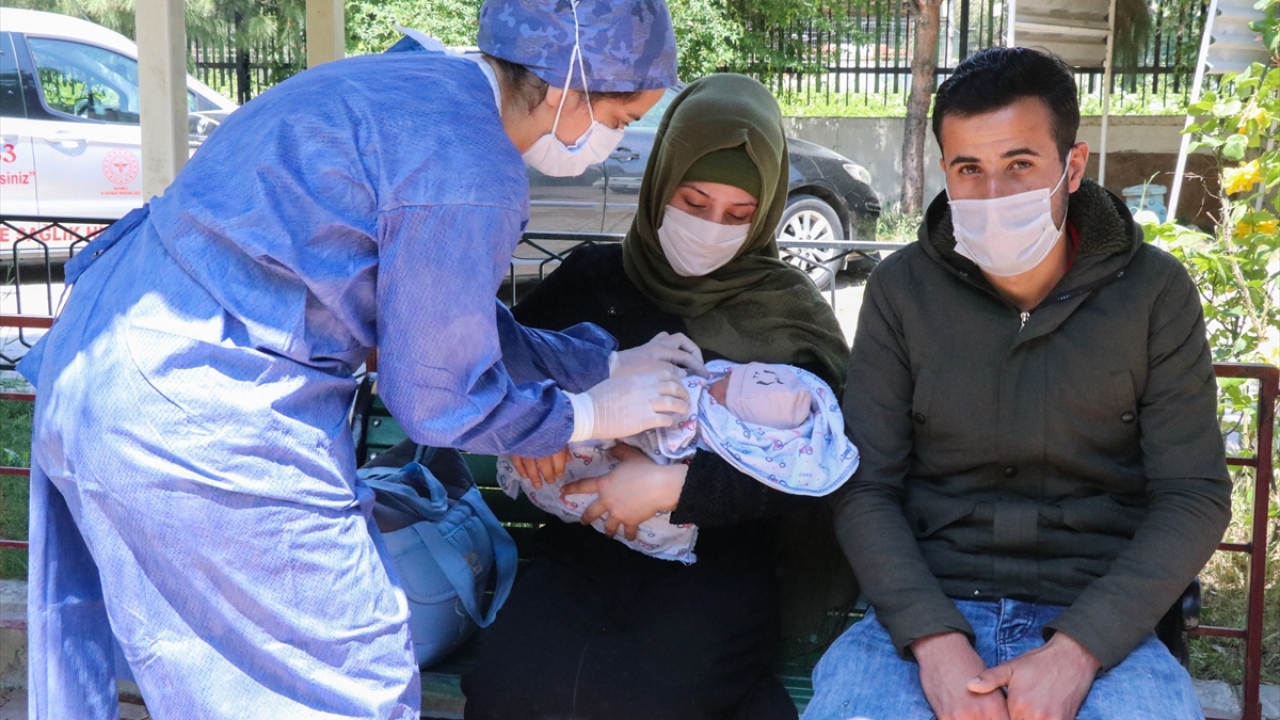 Mustafa el-Mahmud ile Sihem el-Tamar, 5 yıl önce Suriye`nin Halep kentinde evlendi. Suriye`deki iç savaştan kaçan Mahmud, 4 yıl önce İzmir`e yerleşti ve geçimini, ayakkabıcılık yaparak sağlamaya başladı, geçen yıl da eşini İzmir`e getirdi.