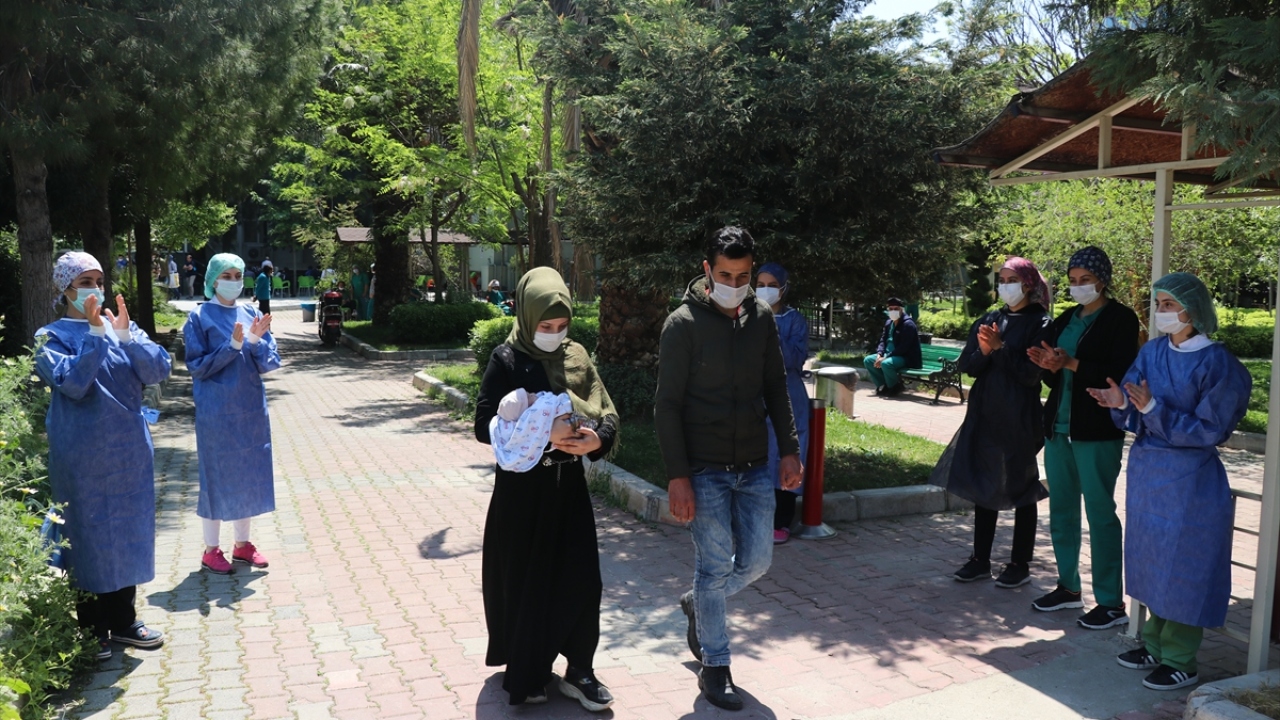 Baba Mustafa el-Mahmud ise Türkiye`ye çok şey borçlu olduğunu, oğlunun hayatını da Türk sağlık çalışanlarının kurtardığını söyledi.