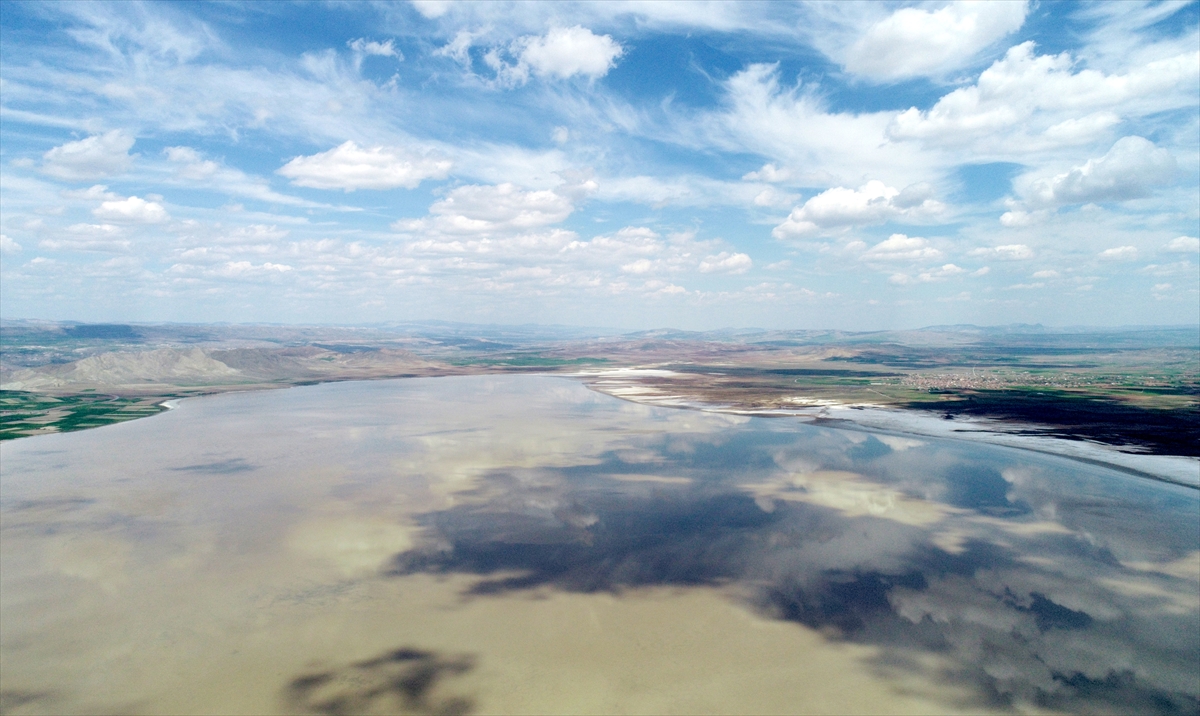 Göl çevresindeki sulak çayır habitatı, kuşların üreme ve beslenme alanı olarak kullanıldığından biyolojik çeşitlilik açısından önem arz ediyor.