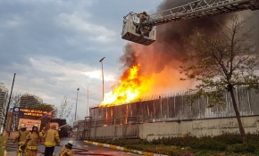 İstanbul'da geri dönüşüm tesisinde yangın