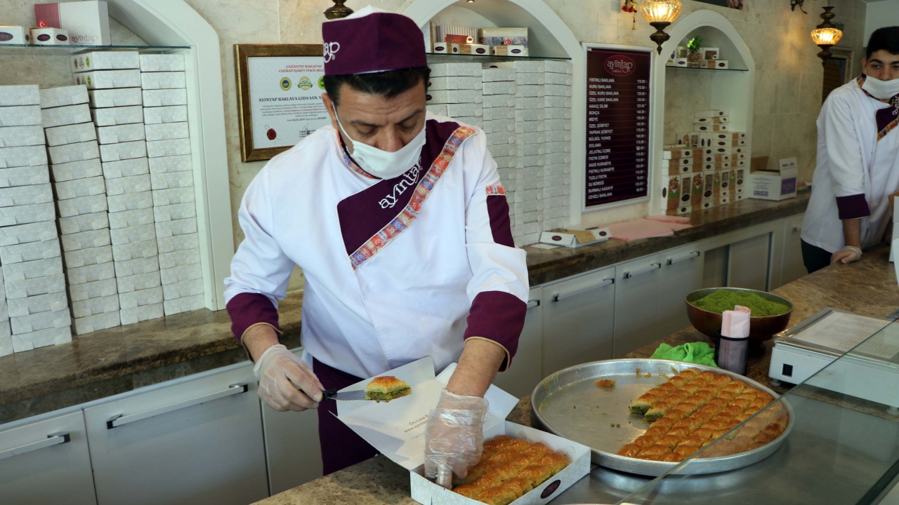 İftar yemeklerinin ardından tercih edilen baklava için özenle çalışan ve her aşamada hijyene dikkat eden ustalar, şehir dışından gelen siparişleri de kargo yoluyla isteyenlere ulaştırıyor.