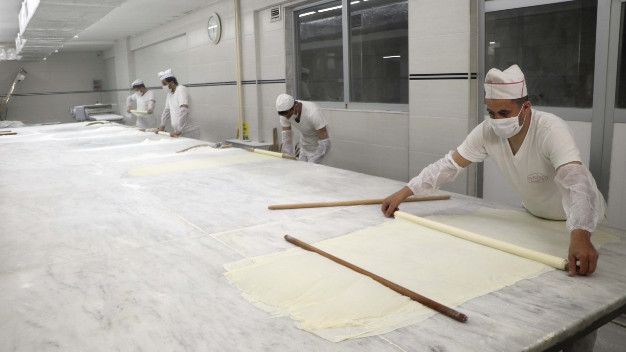 Baklava hamuru sosyal mesafe ile açılıyor