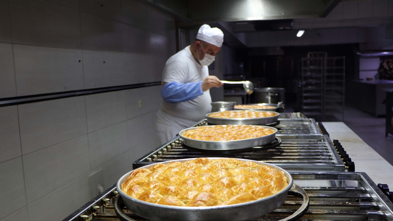 Gaziantep’te baklava imalatçıları, ramazan ayı dolayısıyla gelen siparişleri yetiştirebilmek için yoğun mesai yapıyor.