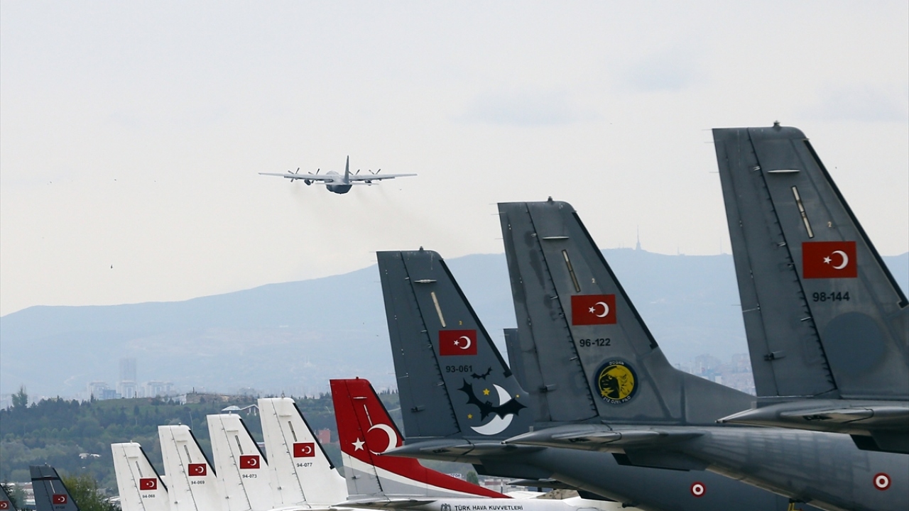 Milli Savunma ve Sağlık bakanlıklarınca hazırlanan malzemeler, Etimesgut Askeri Havaalanı`nda C-130 tipi nakliye uçağına yüklendi.