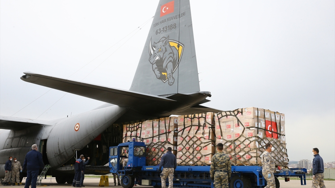 ABD`nin NATO nezdinde Daimi Temsilcisi Kay Bailey Hutchison da COVID-19 salgını nedeniyle Türkiye`nin ABD`ye tıbbi malzeme yardımı için teşekkür etmişti.