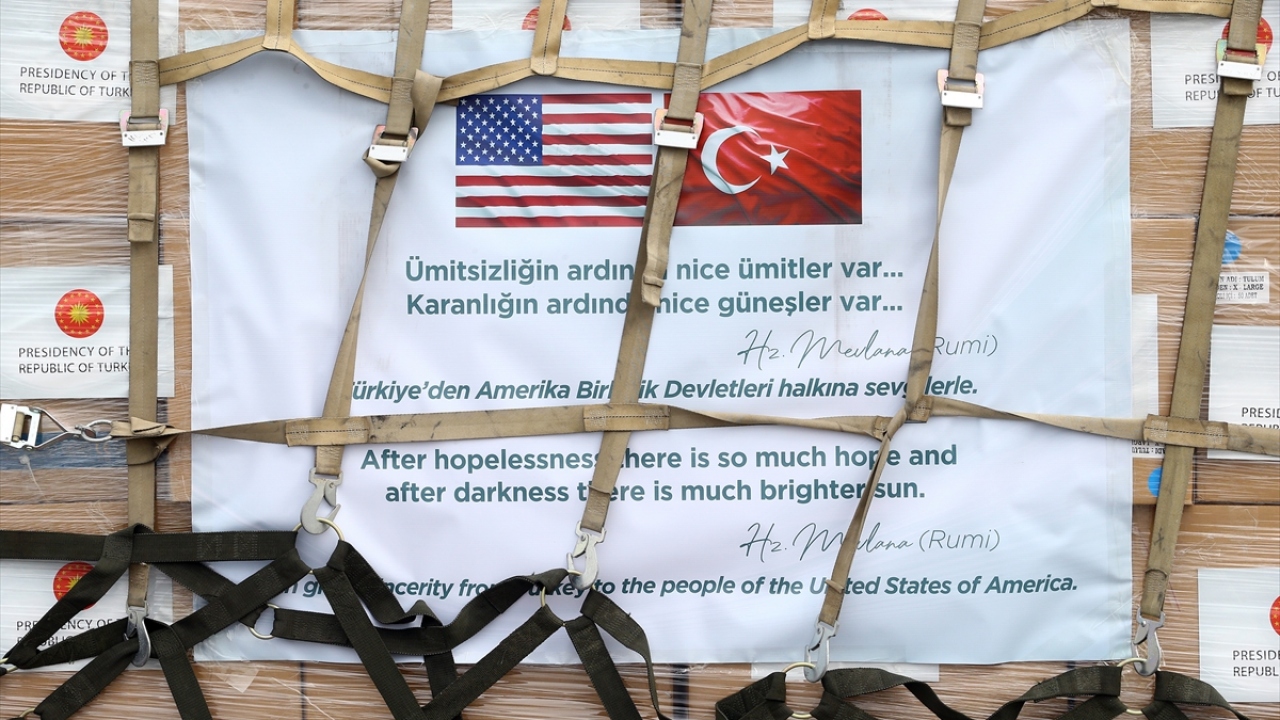 ABD`ye hareket eden uçaktaki yardım malzemesi kolilerinin üzerinde Cumhurbaşkanlığı forsunun yanı sıra Mevlana`nın, "Ümitsizliğin ardında nice ümitler var. Karanlığın ardında nice güneşler var." sözlerine Türkçe ve İngilizce yer verildi.