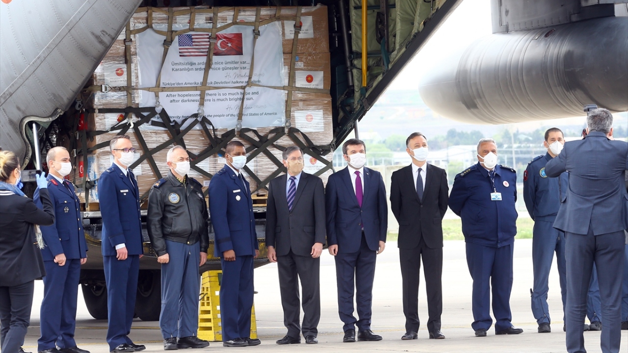 Türkiye`nin ABD`ye tıbbi yardımını taşıyan uçak, Dışişleri Bakan Yardımcısı Yavuz Selim Kıran ve ABD`nin Ankara Büyükelçisi David Satterfield ile Türk ve ABD`li askeri yetkililer tarafından uğurlandı.