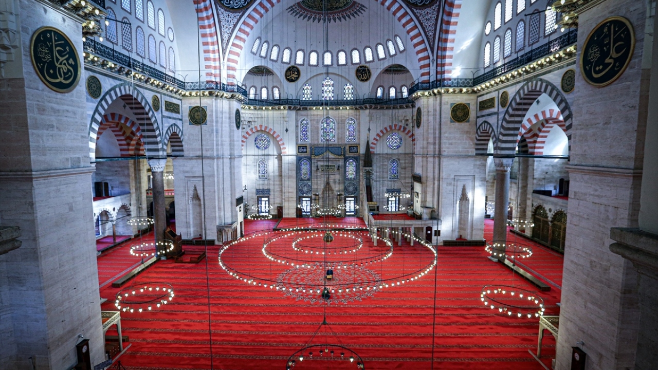 Sinan`ın sadeliği estetikle ihtişama dönüştürdüğü cami, dünyayı etkisi altına alan koronavirüs salgını sebebiyle tarihi bir sessizlik yaşıyor. 