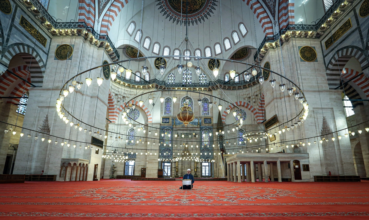 Salgın nedeniyle alınan tedbirler kapsamında cami ve mescitlerde cemaatle namaz kılınmasının geçici olarak kısıtlanmasının ardından Süleymaniye Camii, eski yoğun günlerinden uzak bir görüntü çiziyor.