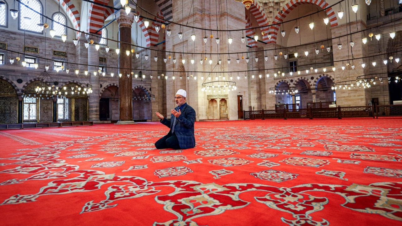 İbadetin yanı sıra turistik cazibesi de bulunan cami, gün içinde sadece dini buyrukları yerine getirmek isteyen az sayıda vatandaşı ağırlıyor. 
