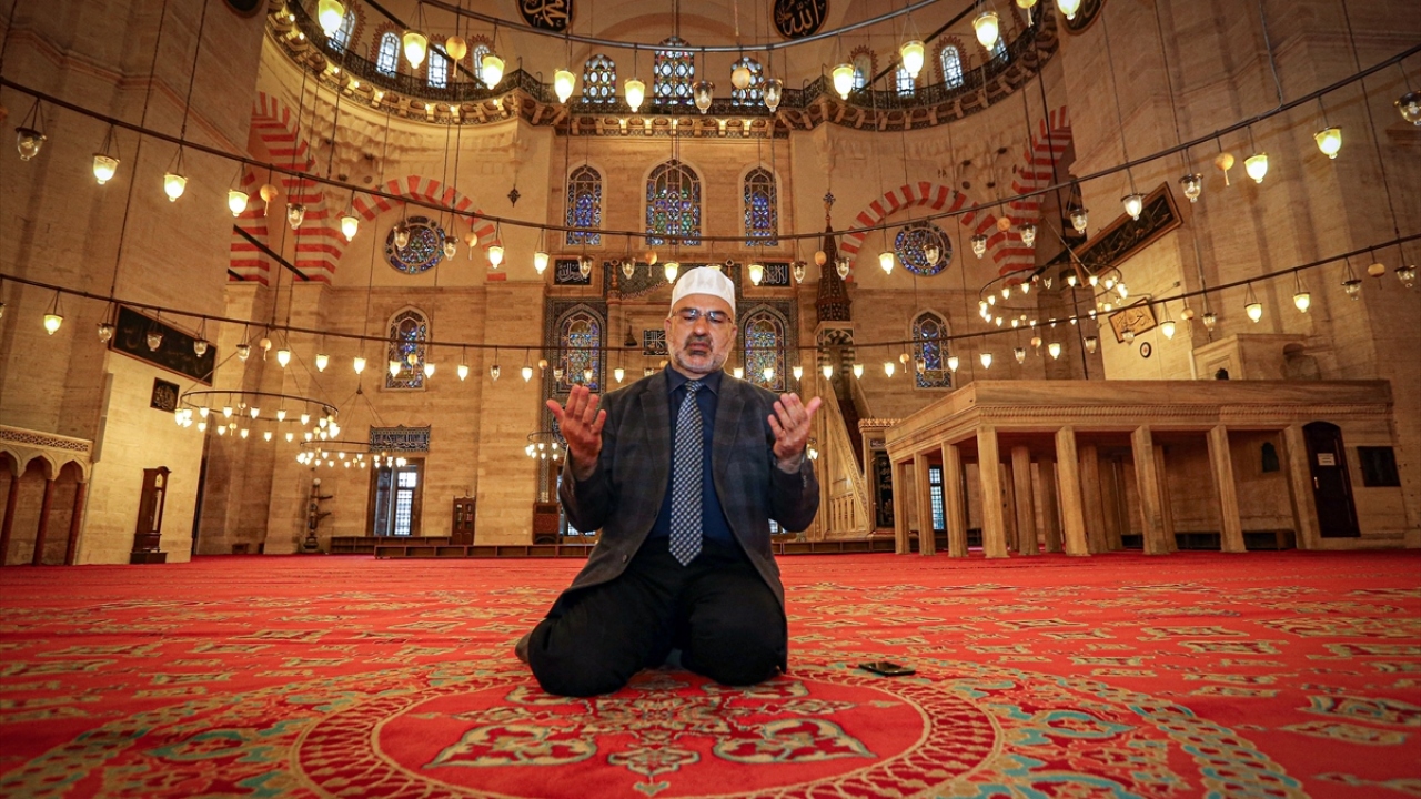 Vakit namazlarında münferit ibadete açık olan camide görevliler rutin çalışmalarını sürdürüyor.