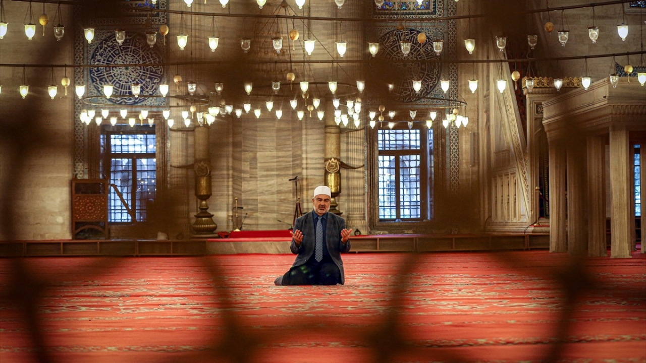 Cami hoparlöründen vakitlerde ezanın yanı sıra salgın hastalığın defedilmesi için dua sesi yükseliyor; hayatını kaybedenlere rahmet, hastalara şifa temennisinde bulunuluyor. 