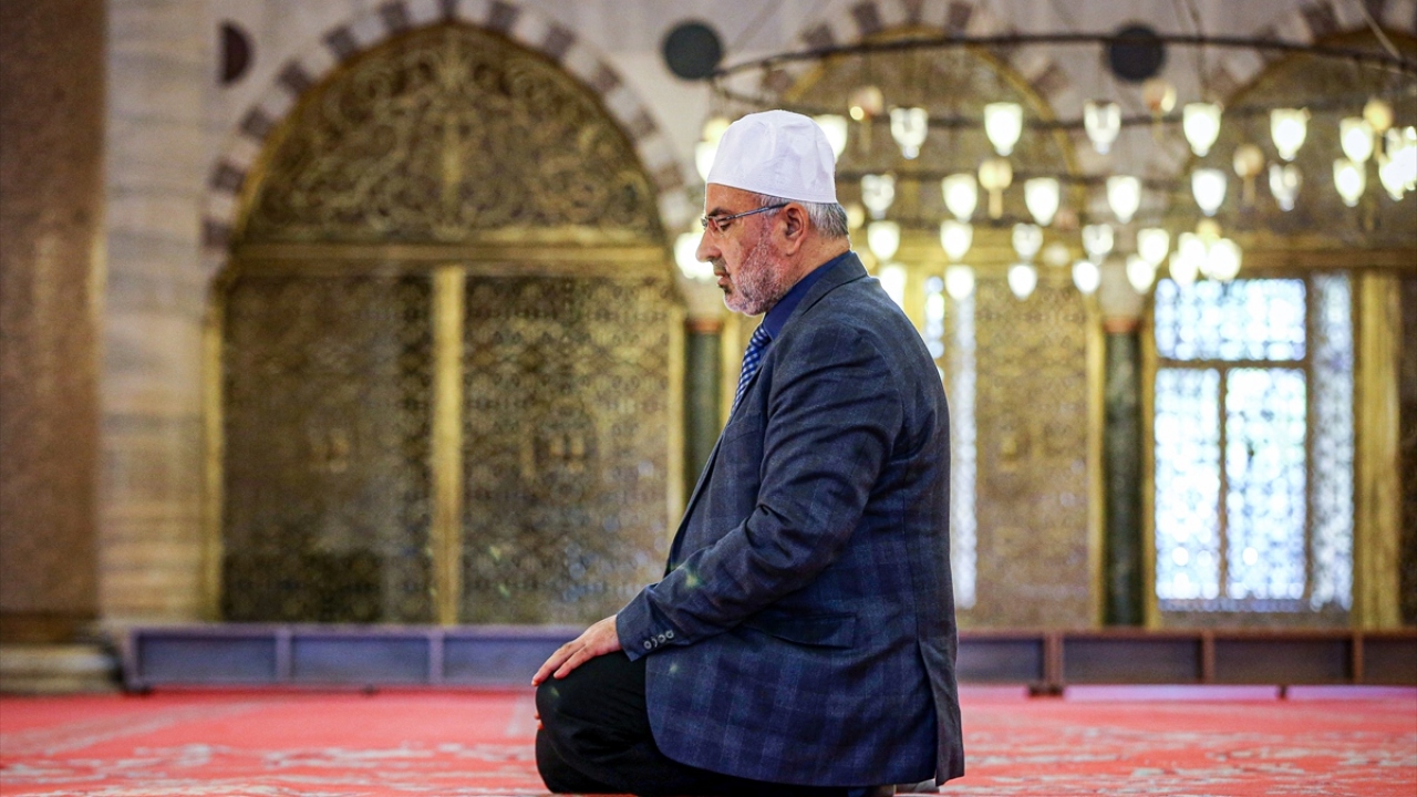 Koçyiğit, "Cemaatimiz 3-5 kişi geldiği zaman cemaat olup namaz kılmazlar. Ben zaman zaman görüyorum muhtelif yerlerde ayrı ayrı, mesafe koyarak namazlarını kılıyorlar." dedi.