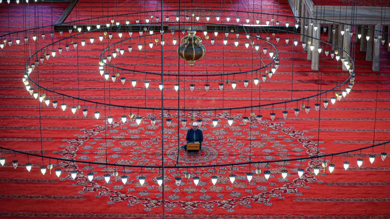 Koçyiğit, koronavirüs pandemisi ortaya çıkana kadar camide özellikle ramazan ibadetlerinin hiçbir zaman kesintiye uğramadığının da altını çizdi. 