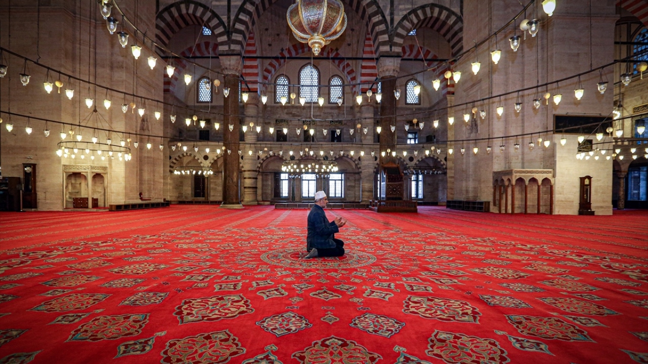 Salgına kadar ibadetlerin kısıtlandığını hiç hatırlamadığını belirten Koçyiğit, "Bu sıkıntılı bir süreç. Hakikaten hüzünlüyüz. Bütün halkımız hüzünlü." dedi.