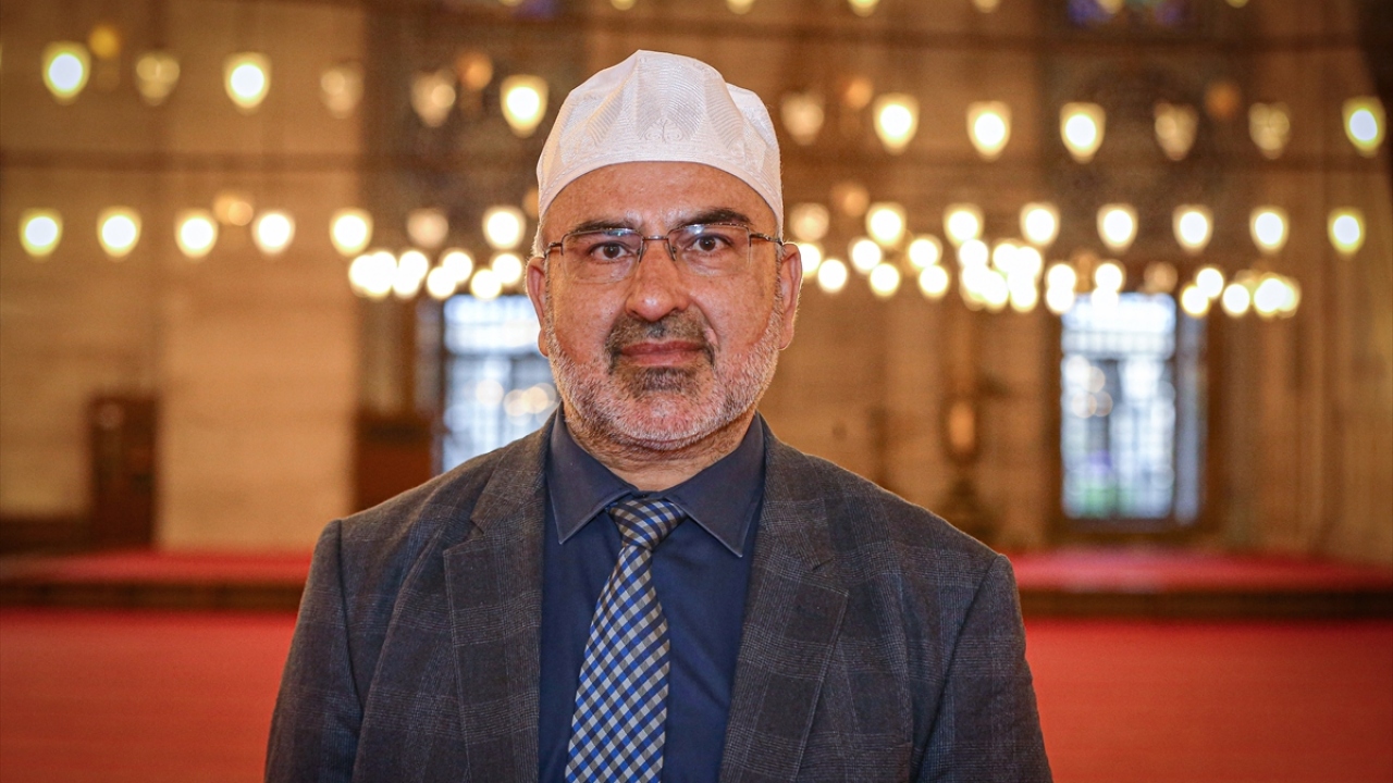 Süleymaniye Camii Müezzini Mehmet Koçyiğit, yaptığı açıklamada, vatandaşların camide sosyal mesafeyi gözeterek vakit namazlarını eda edebildiğini söyledi. 