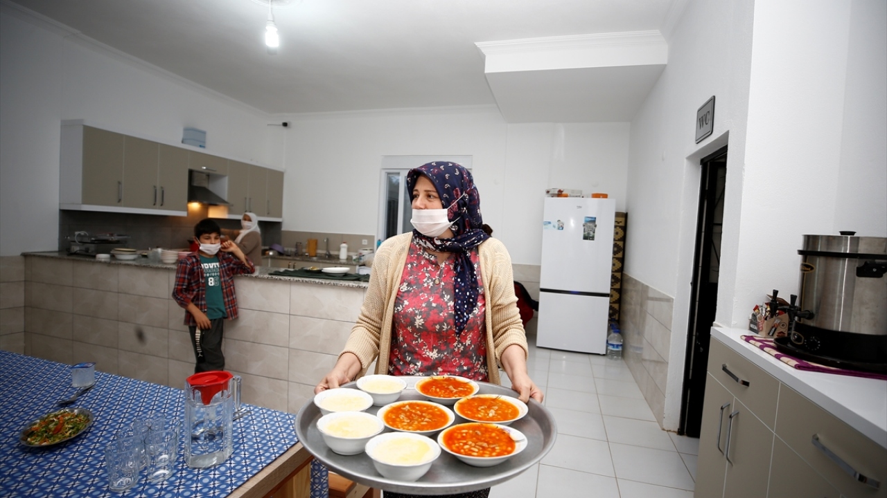 Tarım işçilerinden Ayşe Kahya ise hijyene Covid-19`un ortaya çıkmasının ardından daha fazla dikkat etmeye başladıklarını dile getirdi.