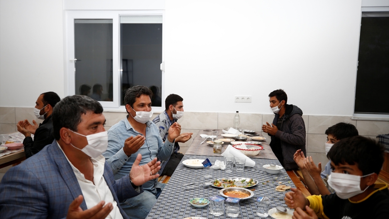 Ethem Kahya ise Türkiye`nin ve dünyanın her tarafına ramazanda da ürün gönderebilmek için çalıştıklarını kaydetti.