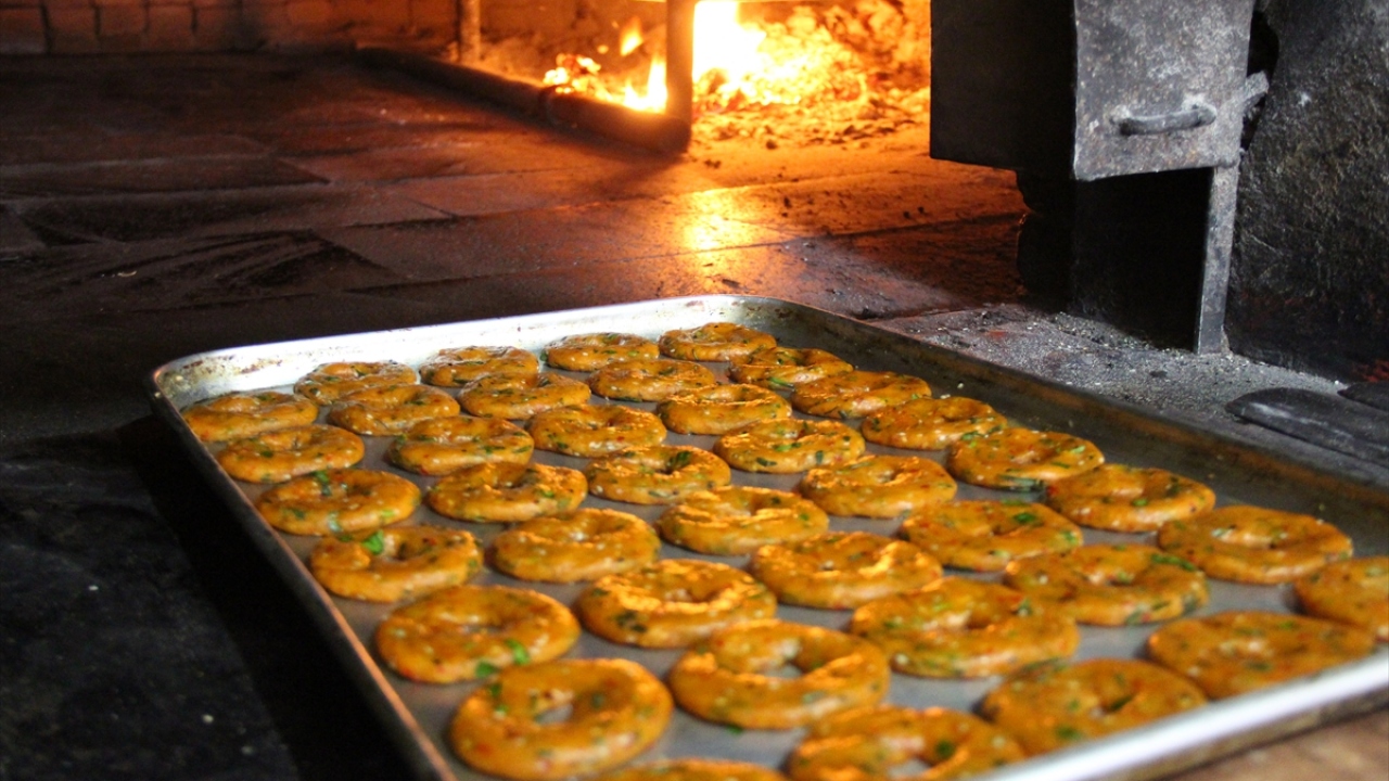 Bir kekik türü olan zahterin zeytinyağı, dövme biber, susam ve çeşitli baharatlarla unda yoğrulmasıyla hazırlanan ve halka şekli verilerek odun ateşinde pişirilen "zahterli köy kahkesi", gastronomi kenti Hatay`da sahur sofralarını süslüyor.