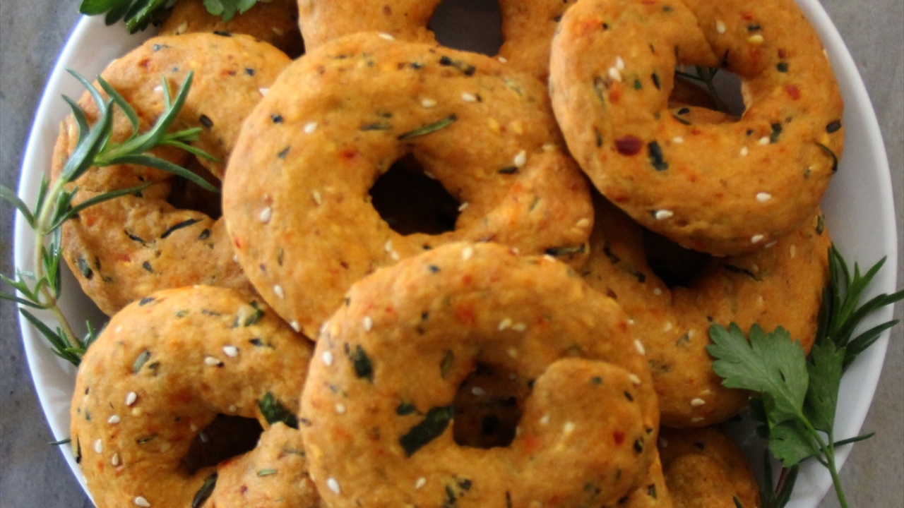 Zahterin zeytinyağı, dövme biber, susam ve çeşitli baharatlarla unda yoğrulmasıyla hazırlanan kahke, halka şekli verilerek odun ateşinde pişiriliyor. 