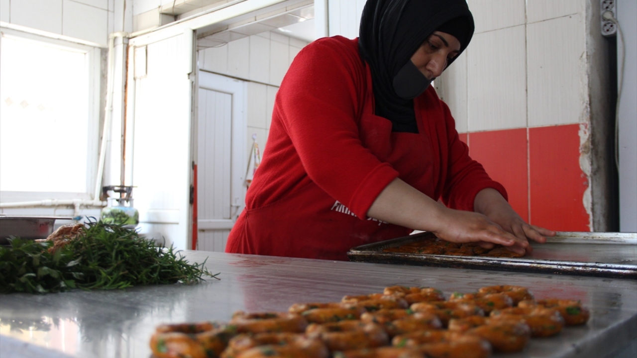 Geçmişte sadece köy tandırında yapıldığı için `köy kahkesi` adını aldığı bilinen bu lezzet, içindeki zengin besin ögeleri sayesinde özellikle sahur sofralarının vazgeçilmezi oldu.