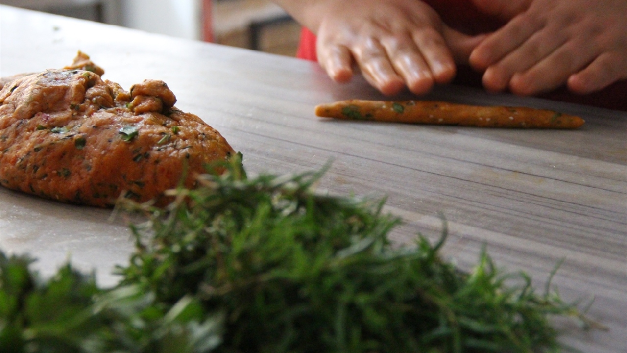Antakya ilçesinde fırın işletmeciliği yapan Sabriye Karaman, yaptığı açıklamada, kentin eşsiz lezzeti zahterli köy kahkesi kültürünü yaşatmaya çalıştıklarını söyledi.