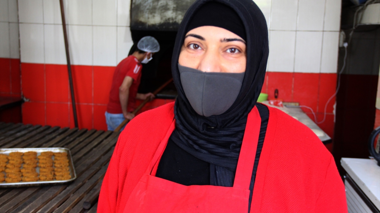 Zahterli köy kahkesini mahalle fırınında pişirip kilosu 15 liradan satışa sunduklarını anlatan Karaman, günde ortalama 15 kilogram ürün sattıklarını söyledi.