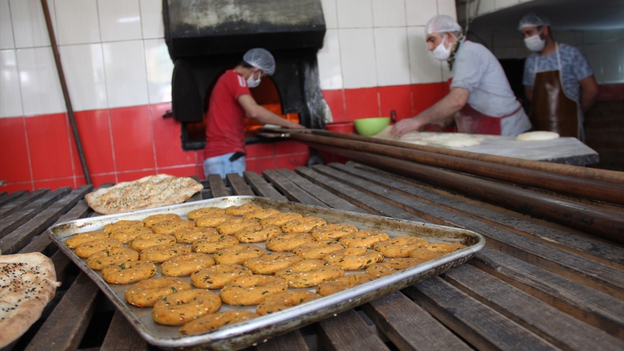Zahterli köy kahkesi satın alan vatandaşlardan Talip Köleoğlu ise bunun çok eski bir lezzet olduğunu dile getirerek "Özlediğimiz bir lezzetti. Yediğimizde tokluk hissi veriyor. Bu lezzeti, iftar sonrası ve sahurlarda tüketiyoruz." dedi.